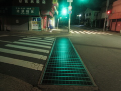 信号の青色を反射する金属