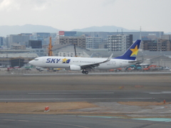 SKYMARK  JA73NYの着陸　福岡空港にて　②