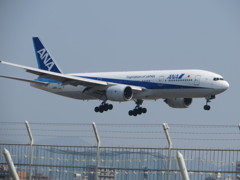 ANAの777-200福岡到着