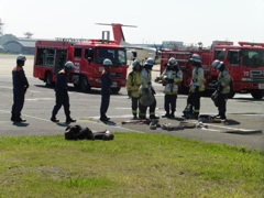 空港で事故に備え訓練する消防隊員