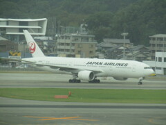台風の影響で福岡空港で待機する機体　③