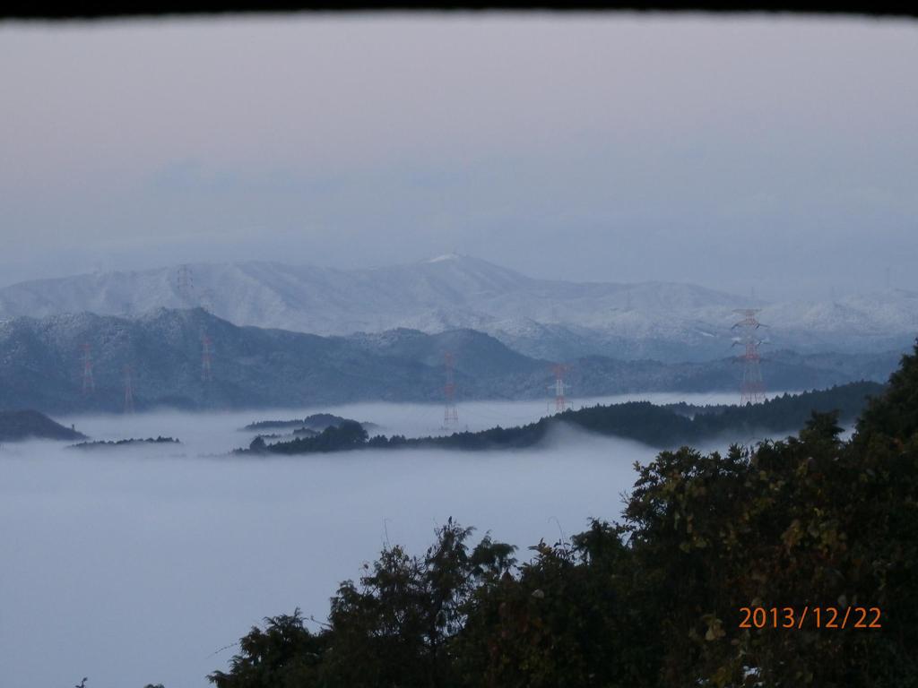 基山から眺める雪に覆われた脊振山