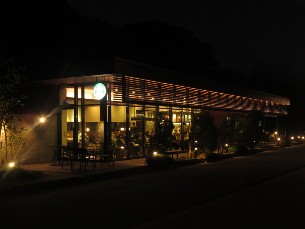 夜の大濠公園のカフェ②