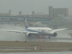 雨の中の着陸②