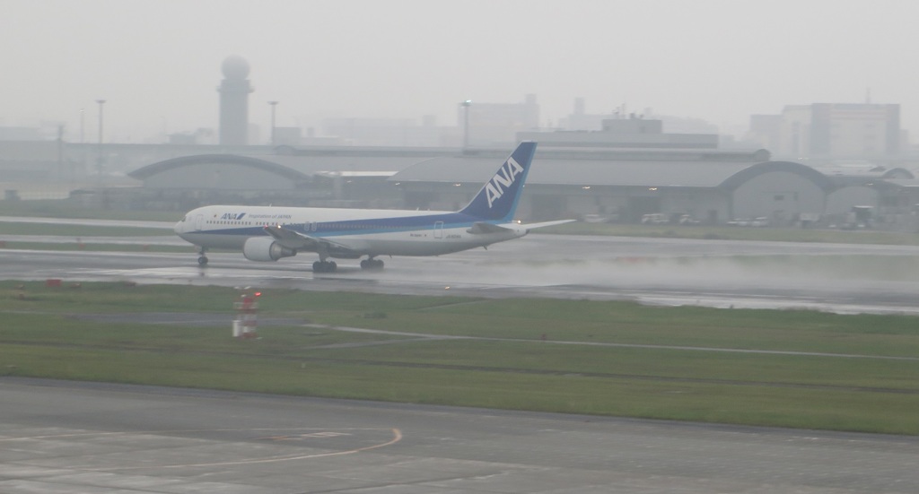 雨の中の離陸①