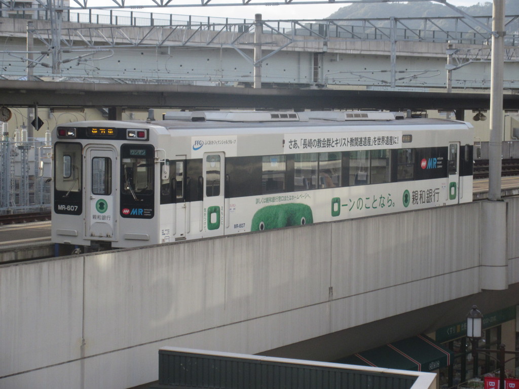 佐世保駅に停車中の松浦鉄道の車両