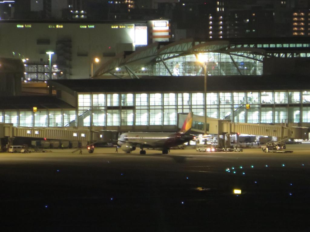 夜の福岡空港④