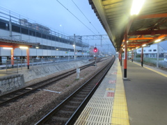 朝方の駅のホーム　①