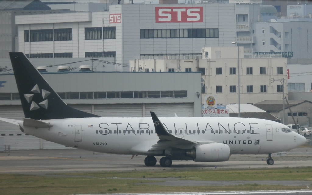スターアライアンス塗装ユナイテッド航空737出発