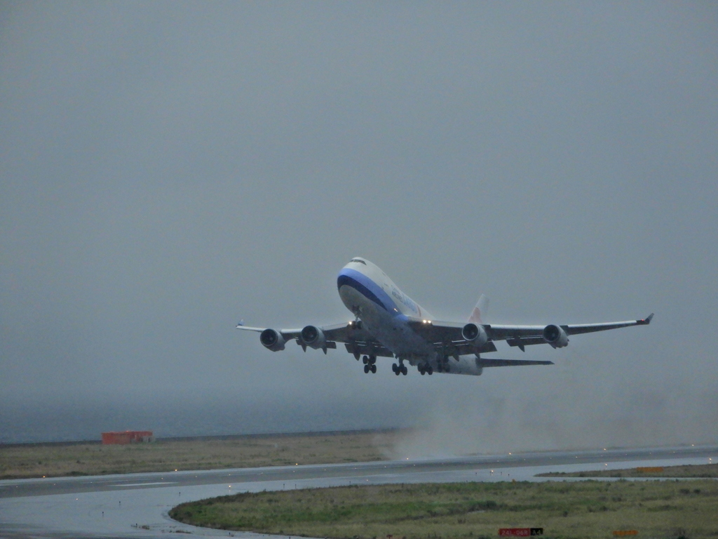 雨の関空を離陸　④