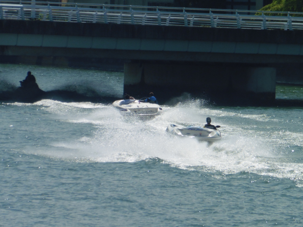 水上バイクを楽しむ若者⑤