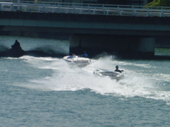 水上バイクを楽しむ若者⑤
