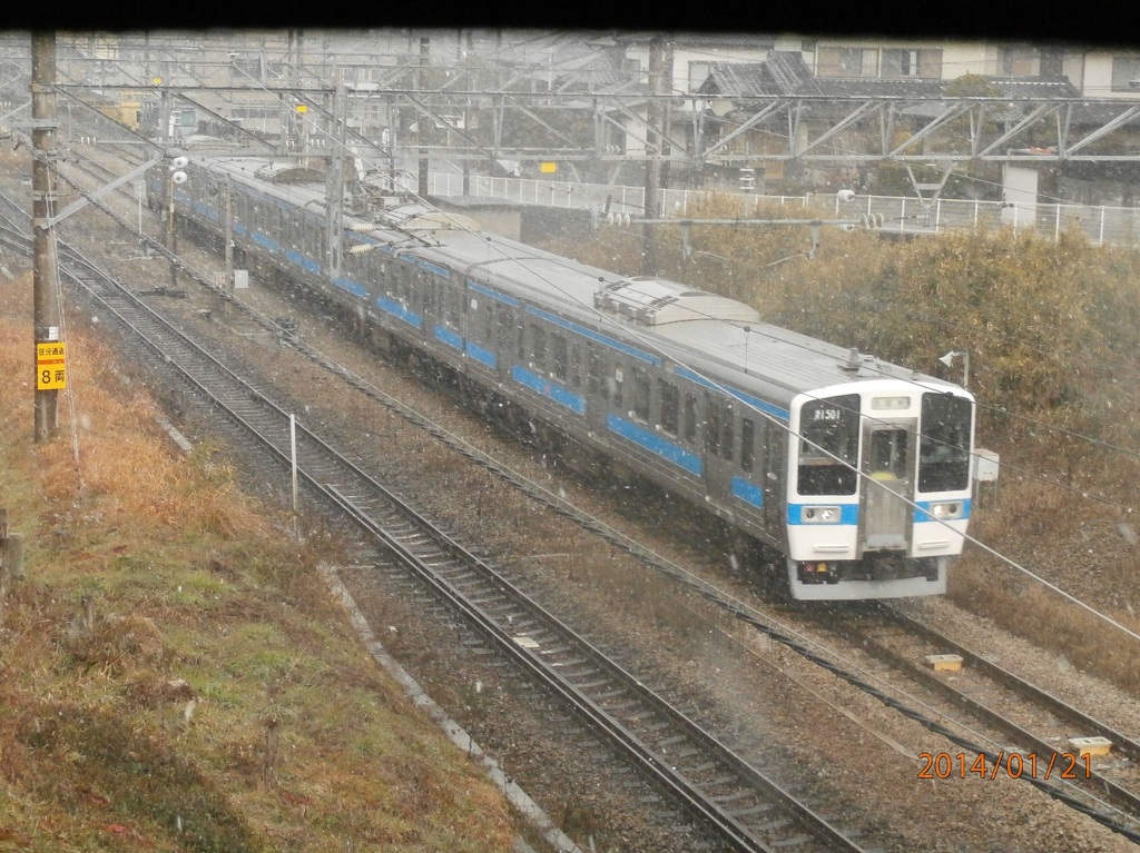 雪の中発車する４１５系