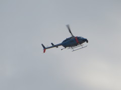 訓練飛行する福岡県警へり