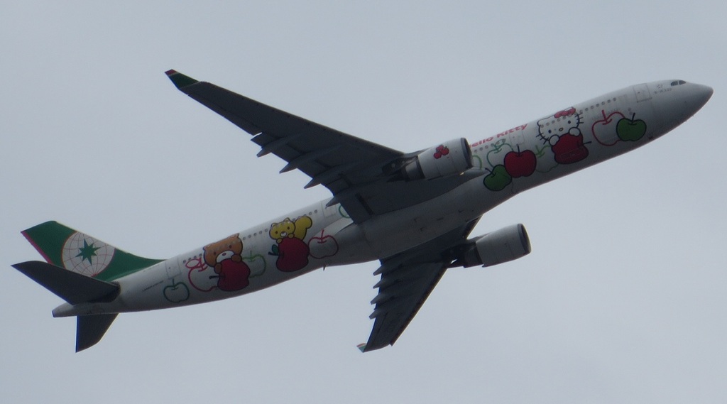 EVA航空ハローキティジェット離陸