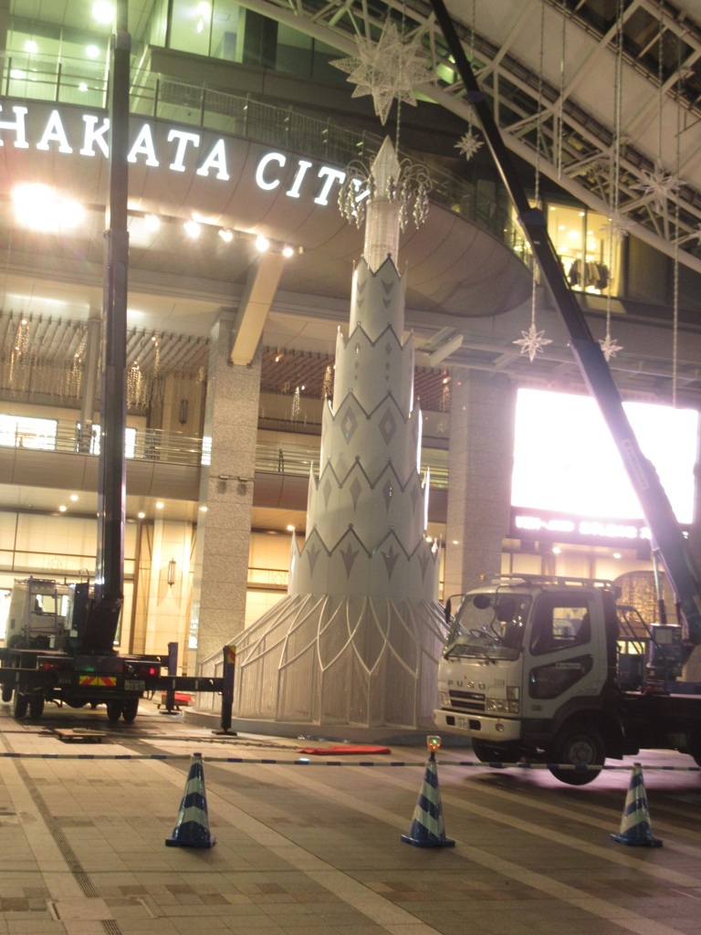 博多シティに準備中の巨大ツリー