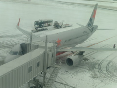 豪雪の福岡空港にて④