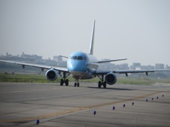 滑走路へタキシングしてくるFDAを目の前から