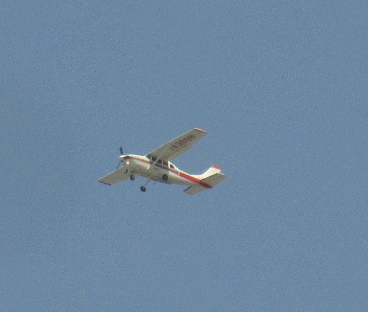 上空を飛行する小型機　①