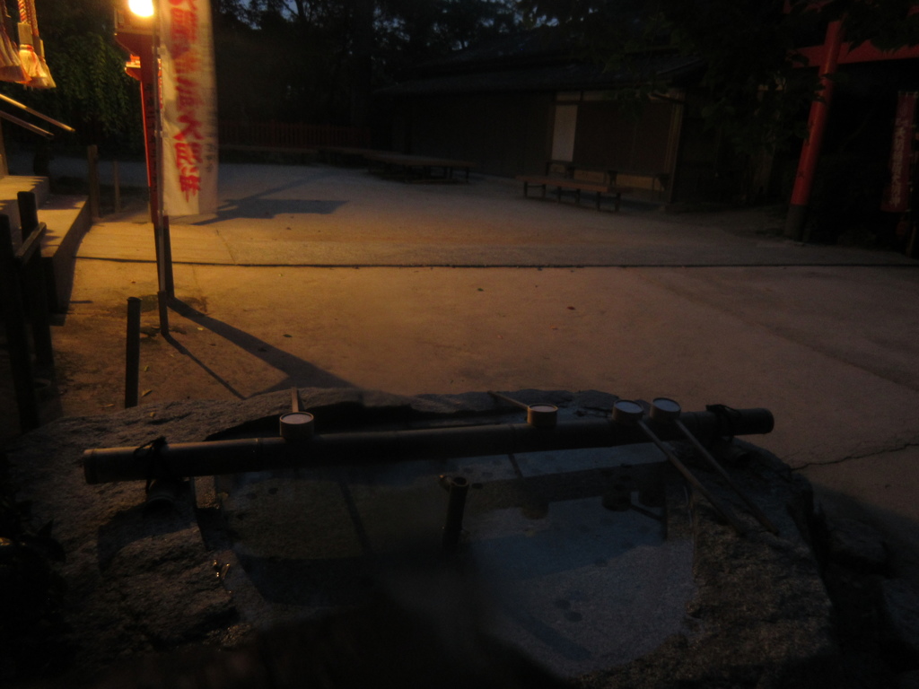 夜の神社の境内