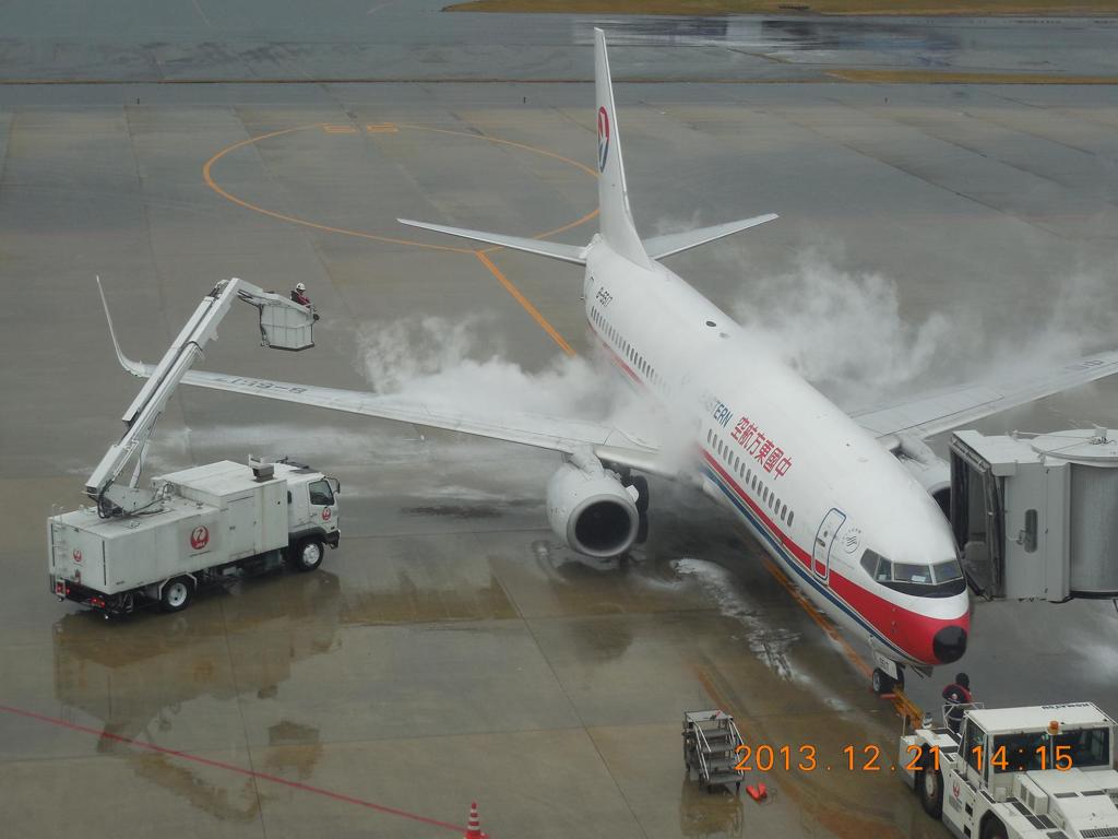 雪のため除雪する旅客機①