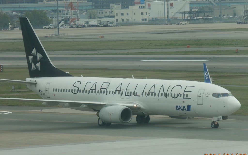 スターアライアンス塗装ANA737到着
