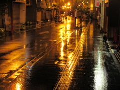 雨の日の路面に映し出された光　③