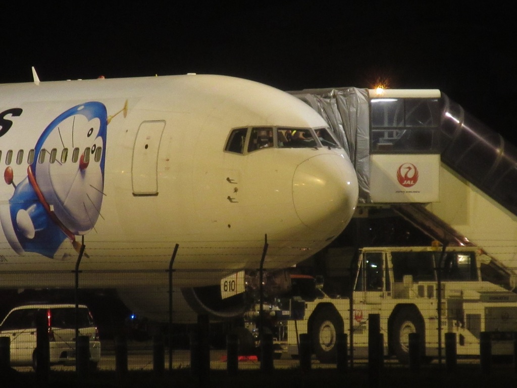 田強風のため福岡へダイバートとなったJAL　B767ドラえもんジェット②