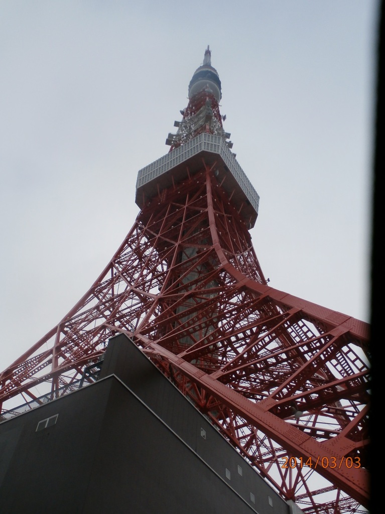 東京タワーを真下から
