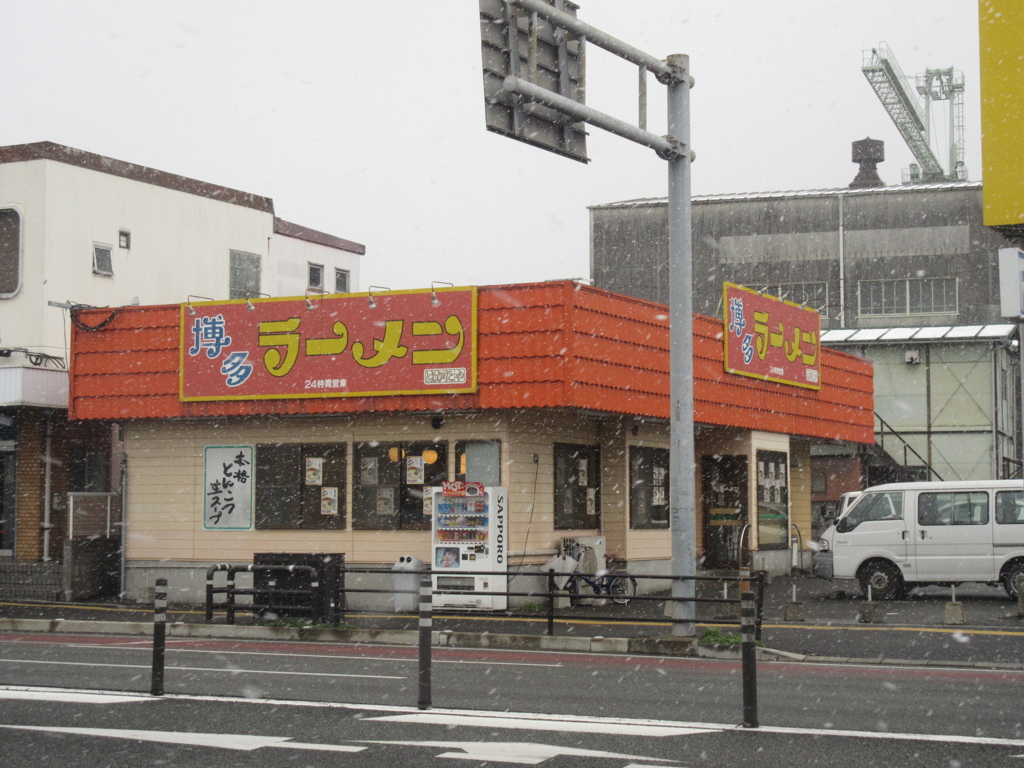 舞う雪とラーメン屋