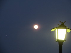 街灯と月