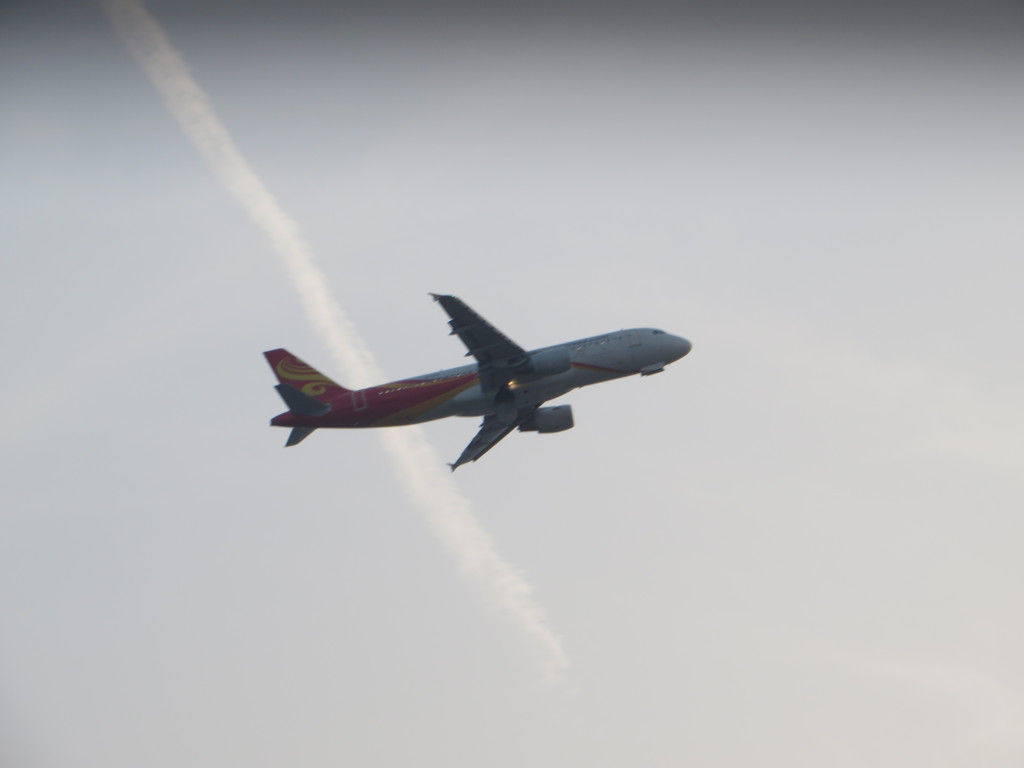 飛行機雲をバックに離陸する香港エクスプレス
