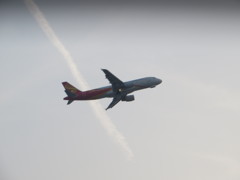 飛行機雲をバックに離陸する香港エクスプレス