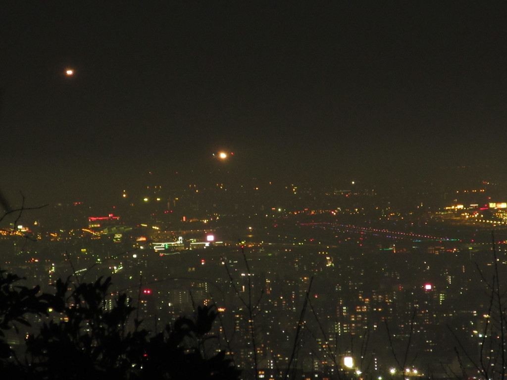 夜の福岡空港を遠くから