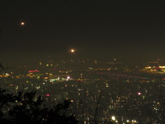 夜の福岡空港を遠くから