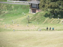 草原で遊ぶ子供たち
