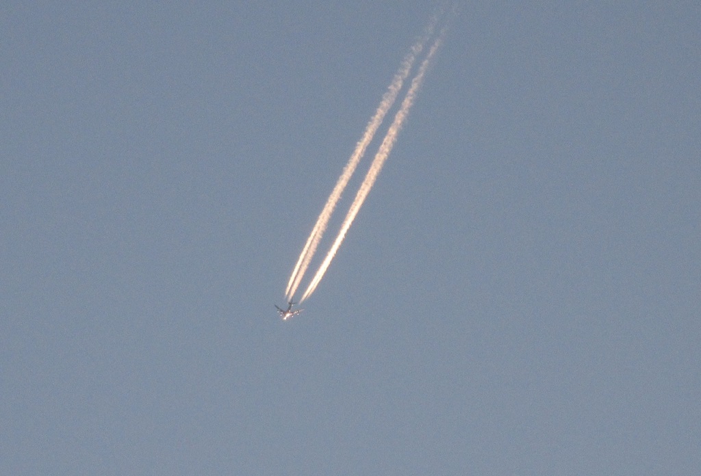 飛行機雲と4発機