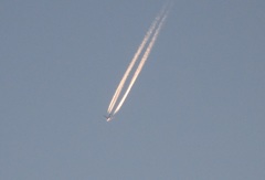 飛行機雲と4発機