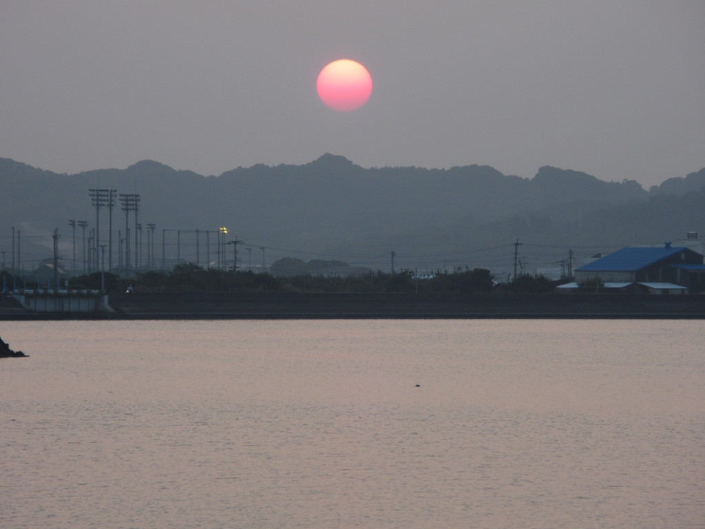 海岸からの夕日の眺め