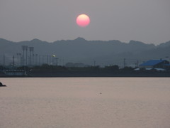 海岸からの夕日の眺め