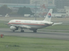 中国東方航空　Ａ３２０到着