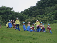 草原で遊ぶ園児たち