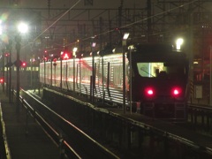 夜の車両基地に留置する883系