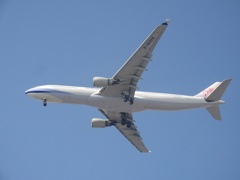 CHINA AIRLINES  A330-300  b-18309ランディング