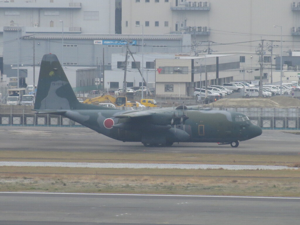 航空自衛隊C-103H　福岡空港にて