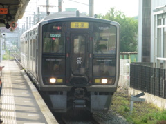 ８１３系電車到着