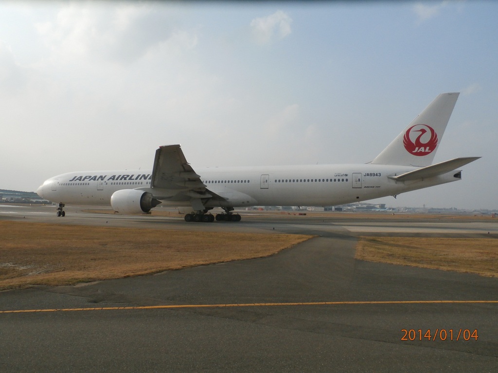 目の前から777-300