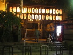夜の櫛田神社の正門