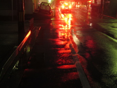 雨の日の路面に映し出された光　④