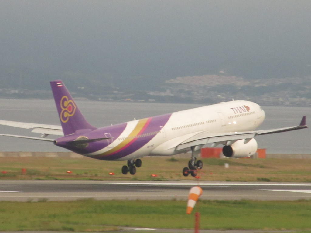 タイ国際　Ａ330着陸 HS-TBE